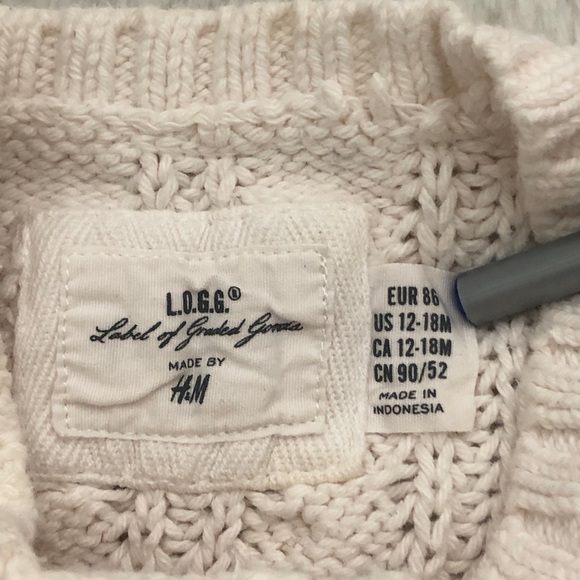 - Little Girls White Sweater. Size 12-18 months - Picture 2 of 4